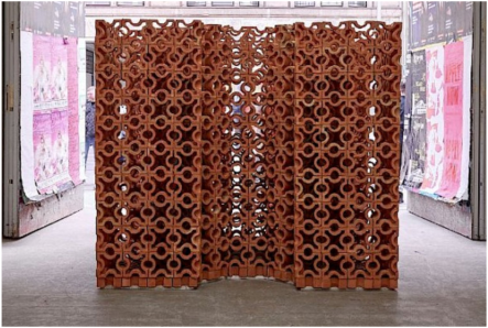 Formziegel als Raumteiler, hier für eine Kunstinstallation in Berlin • Kundenfoto